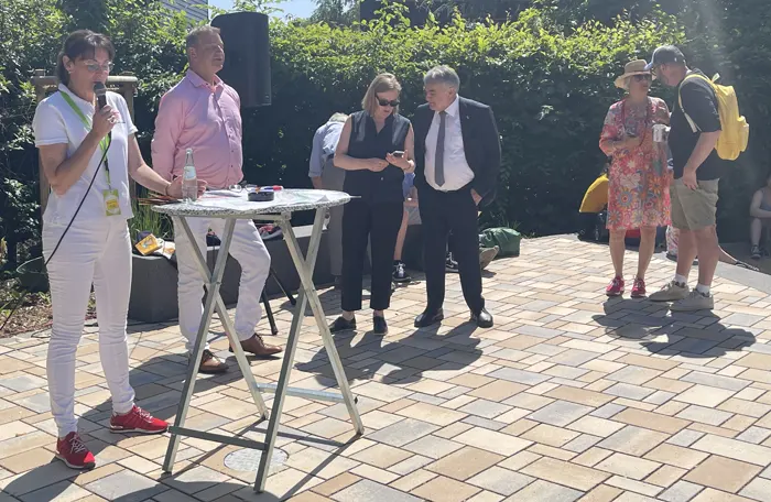Begrüßung und Moderation durch Einkaufen im Dorf