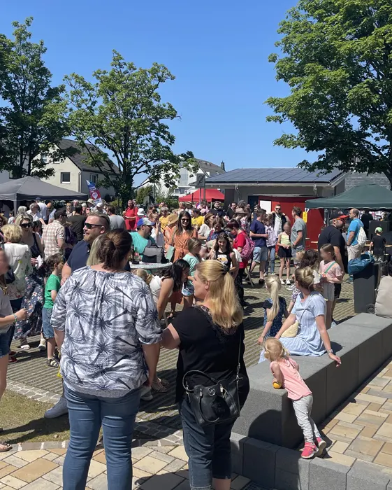 Viele Besucher bei der Einweihung des neuen Dorfplatzes